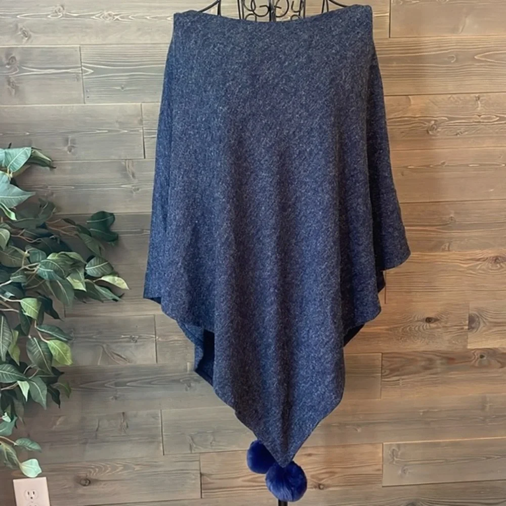 Gorgeous, scoopneck or off the shoulder poncho - Picture 1 of 5